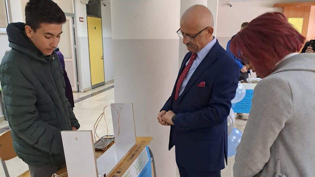 İlçe Milli Eğitim Müdürümüz Halil İbrahim REVİ Bilim ve Teknoloji haftası kapsamında Türk Telekom MTAL Bilim Fuarını ziyaret etti.