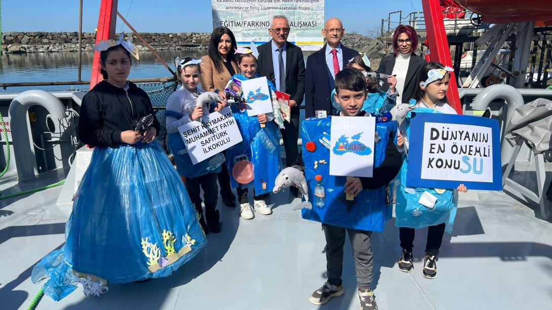 Deniz Bilimleri Fakültesi ve Şehit Kaymakam Muhammet Fatih Safitürk İlkokulu tarafından yürütülen proje kapsamında deniz çöpleri ve katı atık kirliliği farkındalığı çalışmaları yapılmıştır.