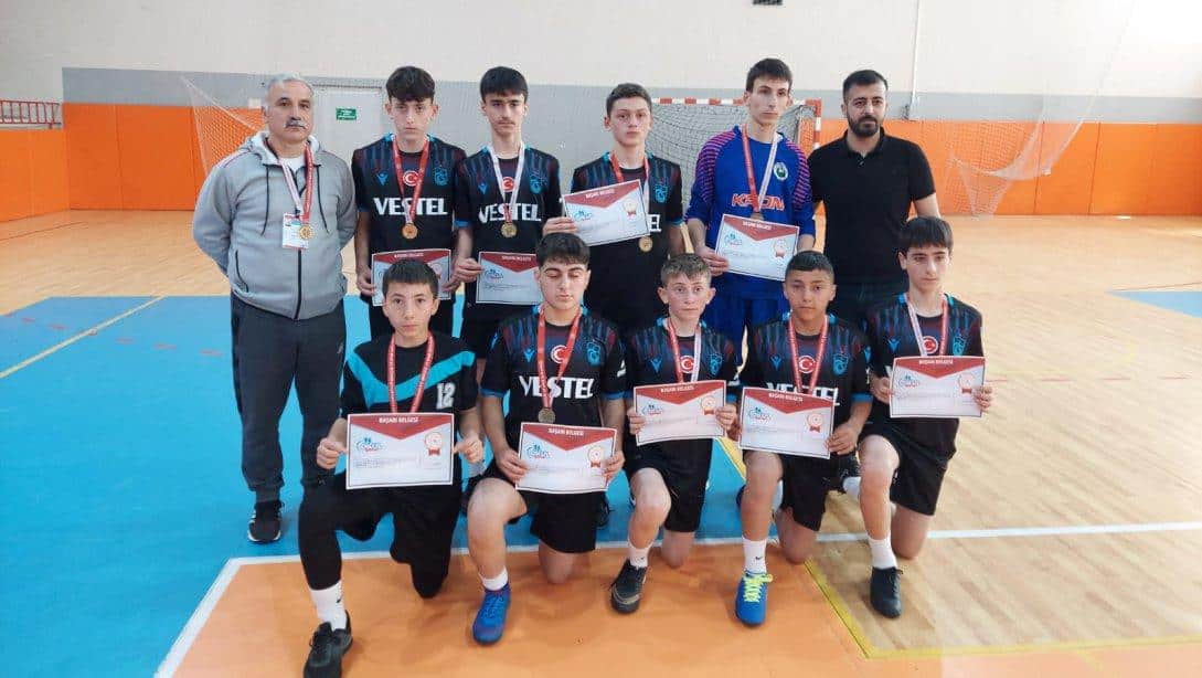 3-5 mayıs tarihleri arasında Giresun'da gerçekleşen futsal yıldız erkekler müsabakalarında ilçemiz Yakup Kalafatoğlu Ortaokulu futsal takımı yarı finale çıkmaya hak kazanmıştır.