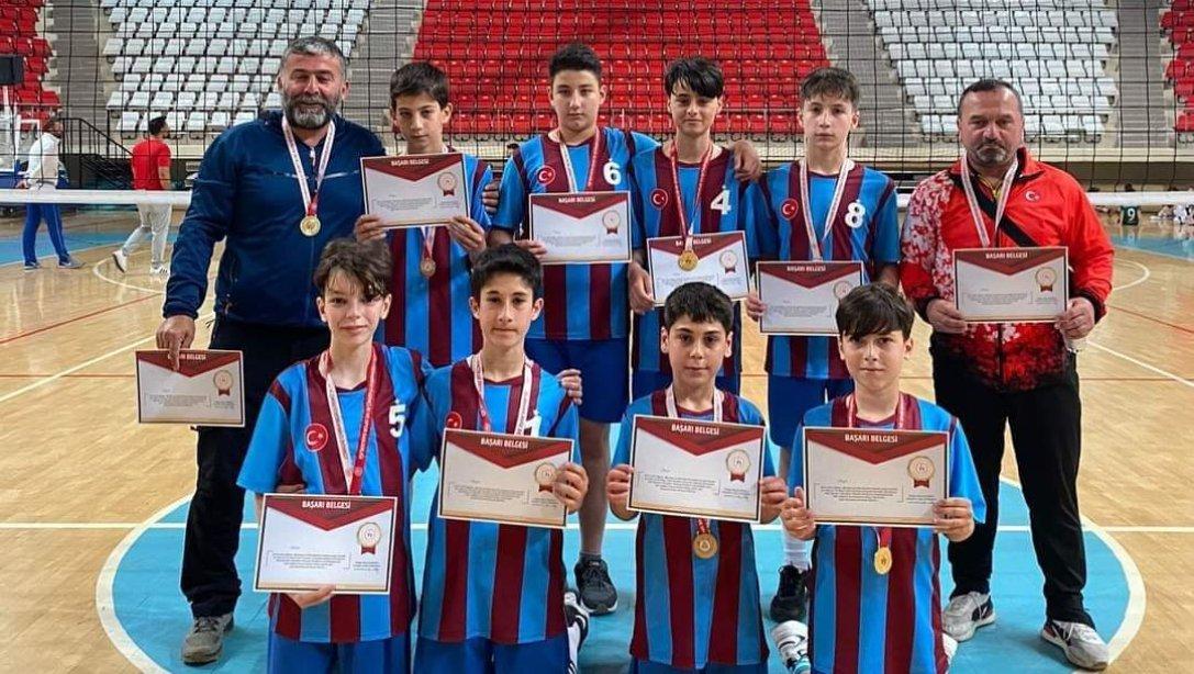 İlçemiz Ayşe Kırali Ortaokulu Voleybol erkek takımı Türkiye birincisi oldu.