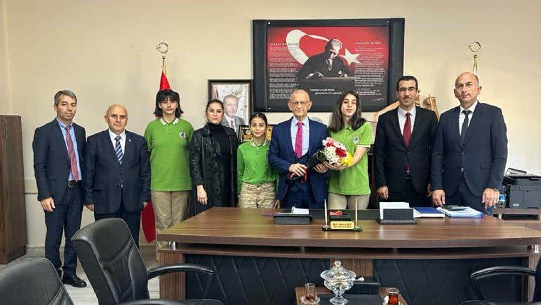 Yakup Kalafatoğlu Ortaokulu Yönetici ve Öğrencileri 24 Kasım Öğretmenler Günü Kapsamında İlçe Milli Eğitim Müdürümüz Halil İbrahim REVİ' yi ziyaret etti