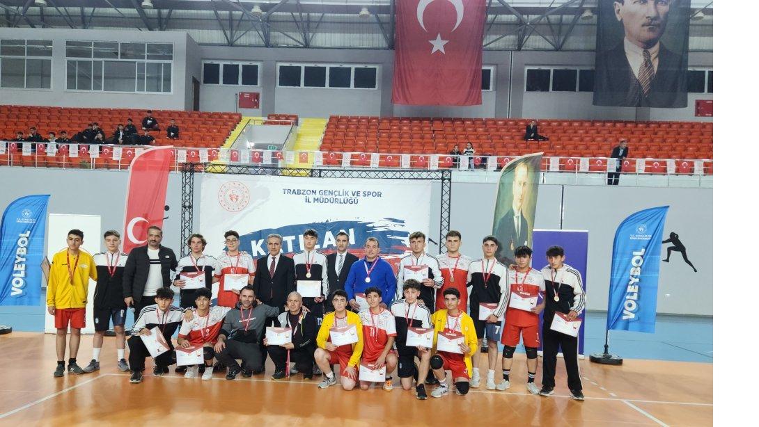 Hasan Sadri Yetmişbir Anadolu Lisesi Voleybol Takımı Yarı Finalde