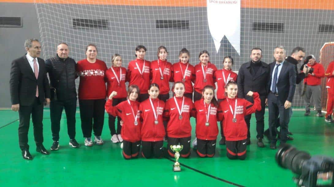 İlçemiz Yakup Kalafatoğlu Ortaokulu Voleybol Kız takımı İl ikinciliği kupası düzenlenen törenle teslim aldılar.