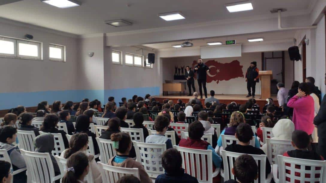 İlçemiz Çamburnu Fazılıoğlu Mahmut Bıçakçı Ortaokulunda öğrencilere AFAD tarafından eğitim düzenlendi.