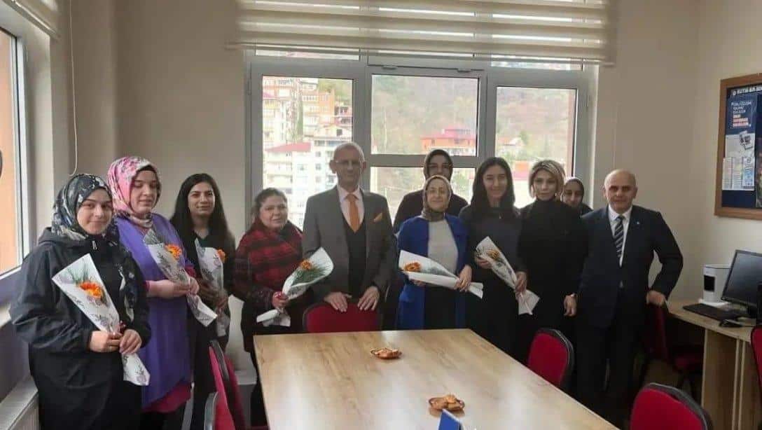 Müdürümüz Halil İbrahim REVİ 8 Mart Dünya Kadınlar Günü dolayısıyla İlçe Milli Eğitim Müdürlüğümüzde çalışan personel ve öğretmenlerimizin günlerini kutladı.