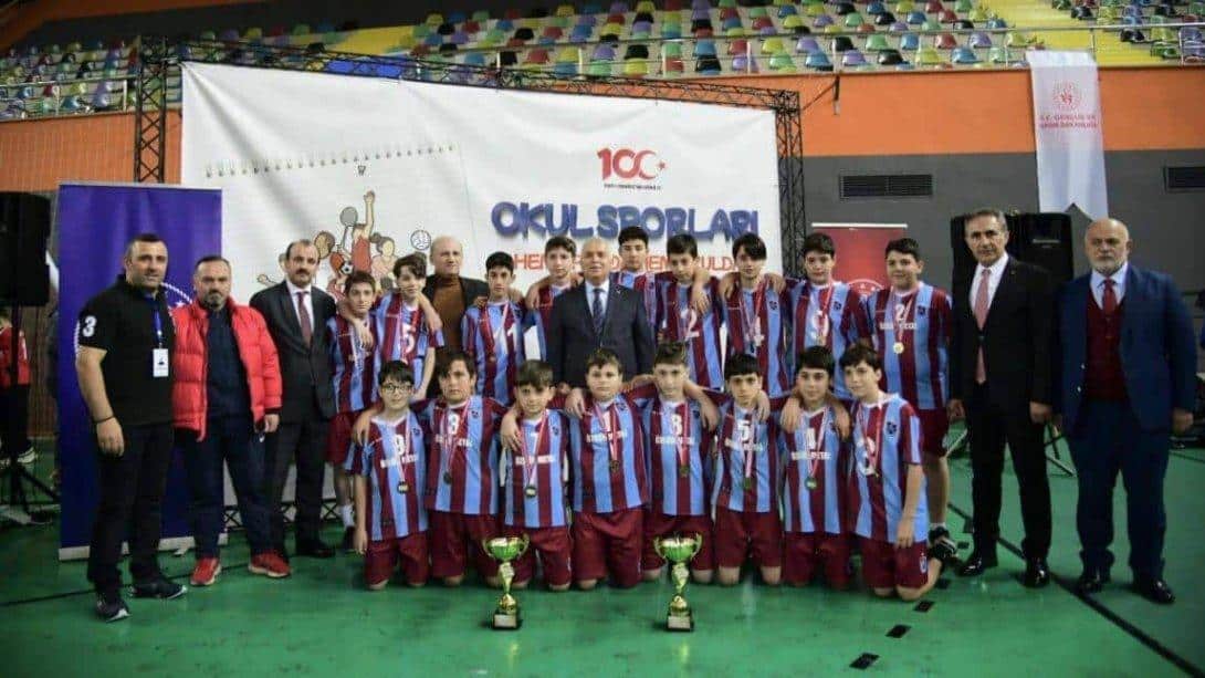 İlçemiz Ayşe Kırali Ortaokulu Voleybol Erkek takımı İl Birinciliği Kupasını Valimiz Sayın Aziz YILDIRIM' dan aldılar.