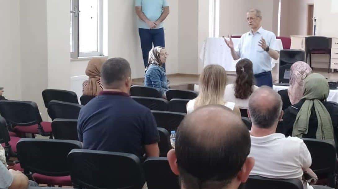 Müdürümüz Halil İbrahim REVİ Türkiye Yüzyılı Maarif Modeli kapsamında okullarımızda düzenlenen müfredat eğitimlerinde öğretmenlerimiz ile bir araya geldi.