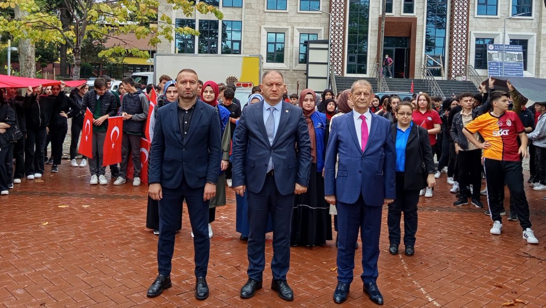 İlçe Milli Eğitim Müdürümüz Halil İbrahim REVİ 'Amatör Spor Haftası ' kapsamında düzenlenen kortej yürüyüşü ve çelenk sunma proğramına katıldı.