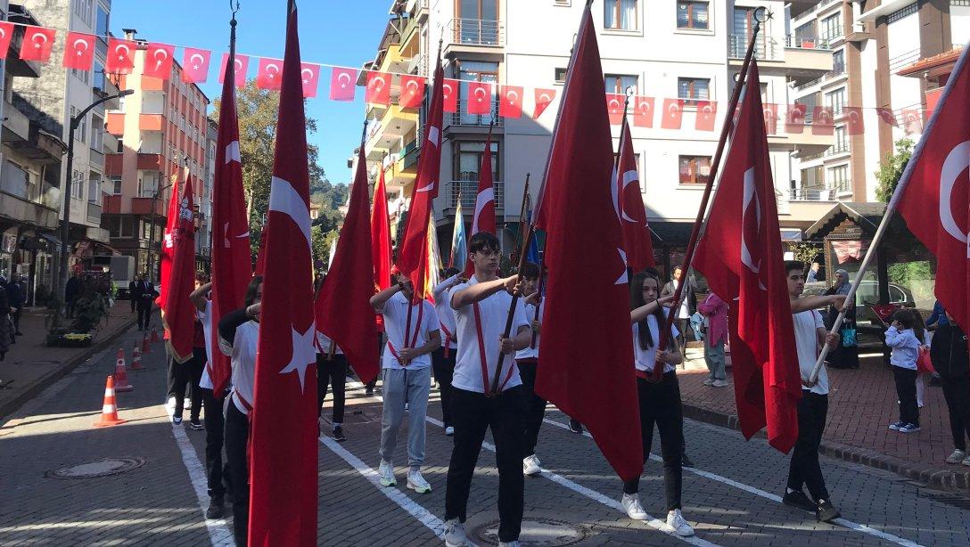 Cumhuriyetimizin 101. Yılını Hasan Sadri Yetmişbir Anadolu Lisemizin düzenlemiş olduğu ilçe programı ile kutladık.