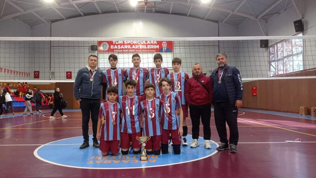 Yıldız erkekler voleybol müsabakalarında ilçemiz Ayşe Kırali Ortaokulu İL BİRİNCİSİ olmuştur.